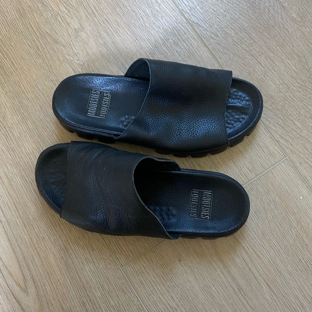 Mootsies Tootsies Size 6 Black Leather Slides Sandals